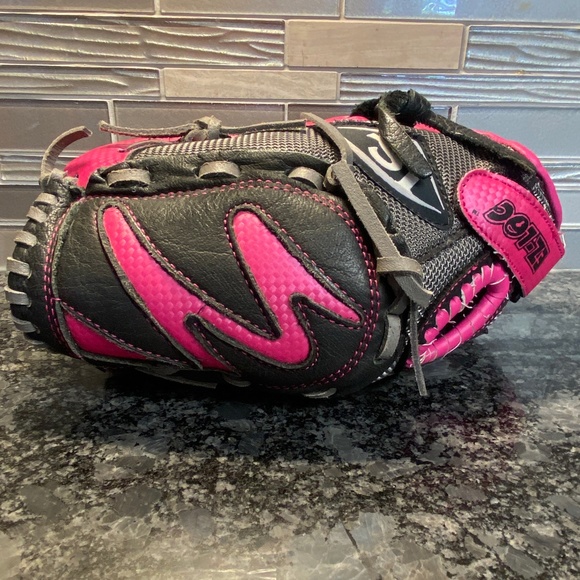 LOUISVILLE SLUGGER DIVA SERIES DV14-HP 10 1/2 LEFT Handed Glove - Picture 1 of 11